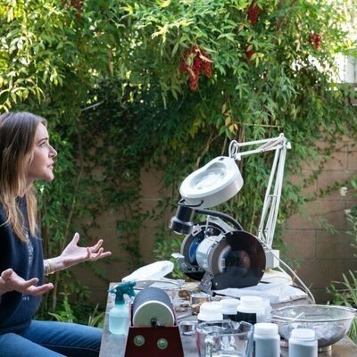 Christa Miller y Jessica Williams en 'Patatas' de 'Terapia sin filtro'