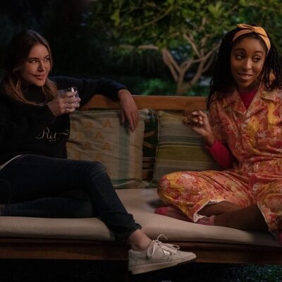 Christa Miller y Jessica Williams en 1x04 titulado 'Patatas' de 'Terapia sin filtro'