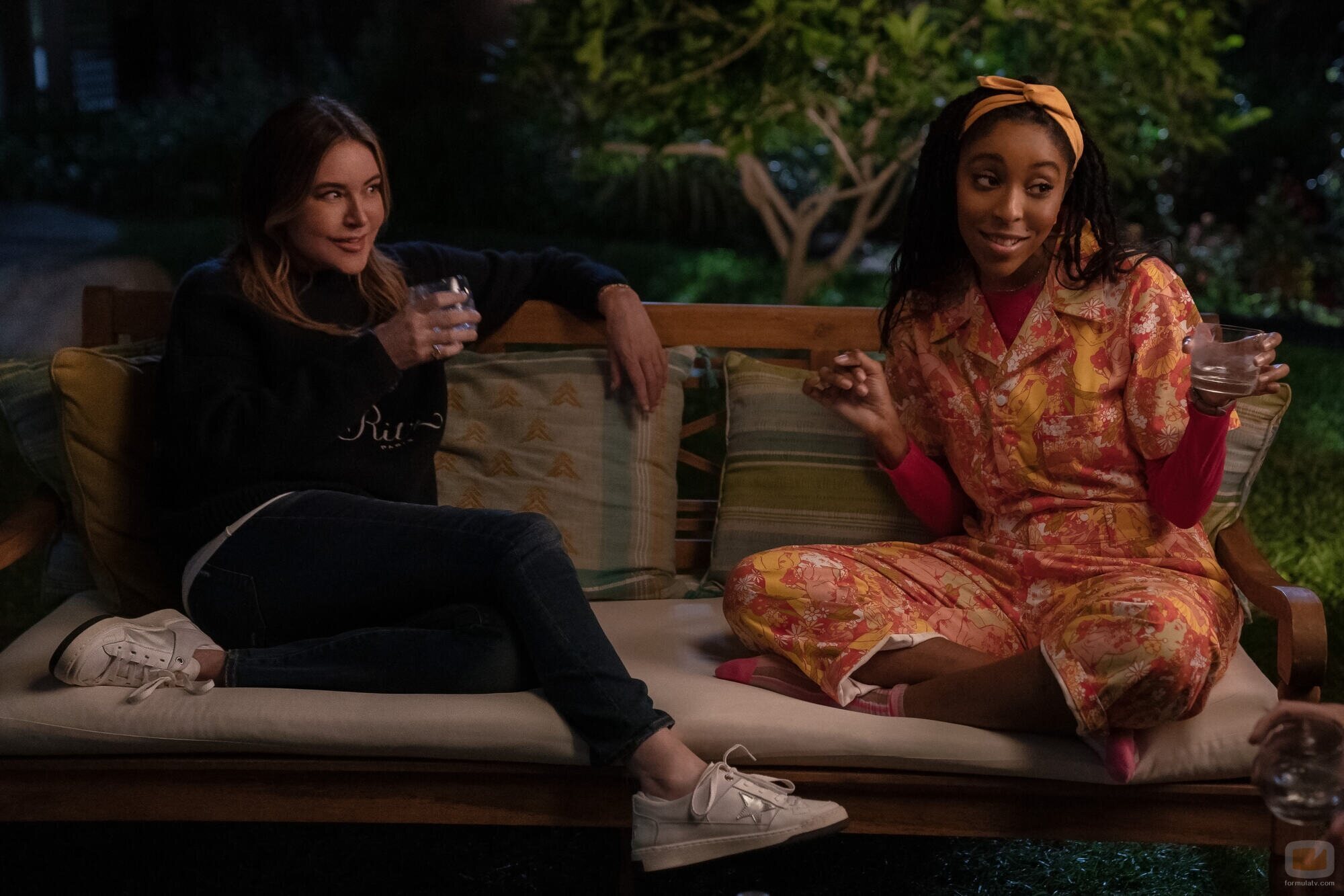Christa Miller y Jessica Williams en 1x04 titulado 'Patatas' de 'Terapia sin filtro'