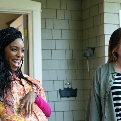 Christa Miller y Jessica Williams en 1x05 titulado 'Guau' de 'Terapia sin filtro'