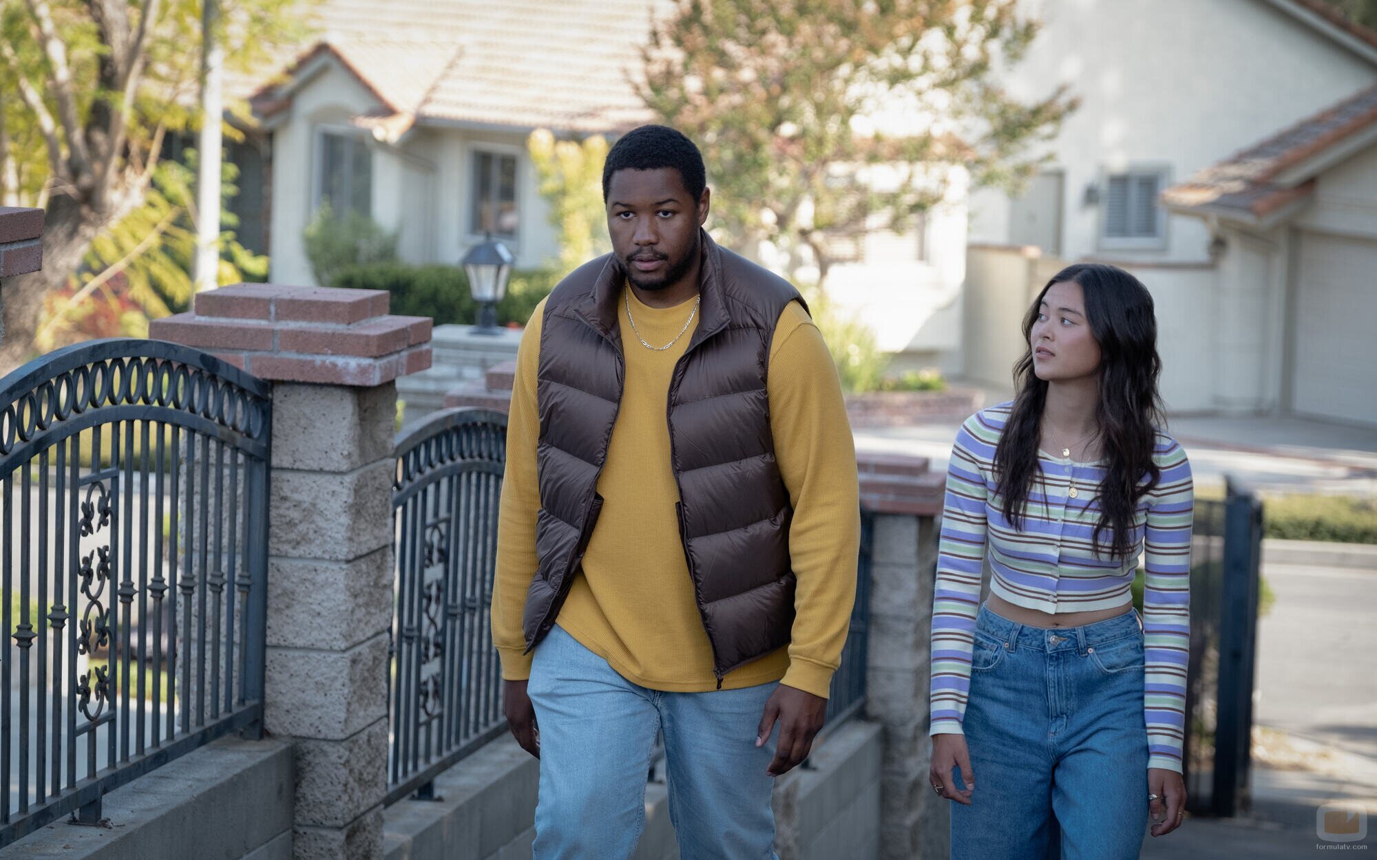 Luke Tennie y Lukita Maxwell en el 1x05 de 'Shrinking'