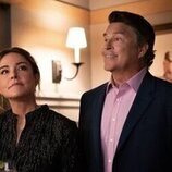 Christa Miller y Ted McGinley en 'Síndrome del impostor' de 'Shrinking'