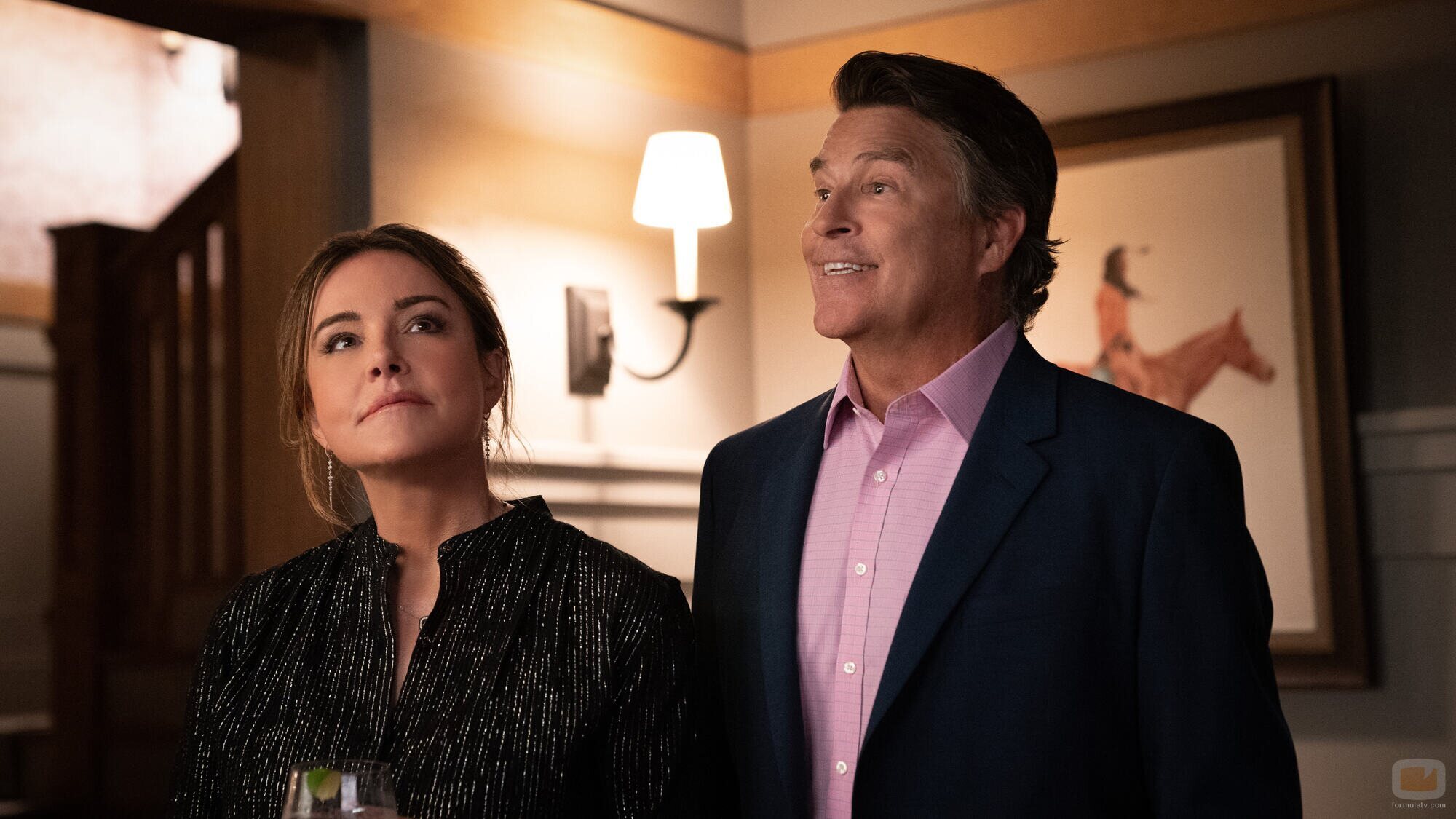 Christa Miller y Ted McGinley en 'Síndrome del impostor' de 'Shrinking'