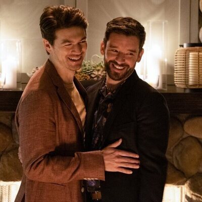 Michael Urie y Devin Kawaoka en 1x06 'Síndrome del impostor' de 'Terapia sin filtro'
