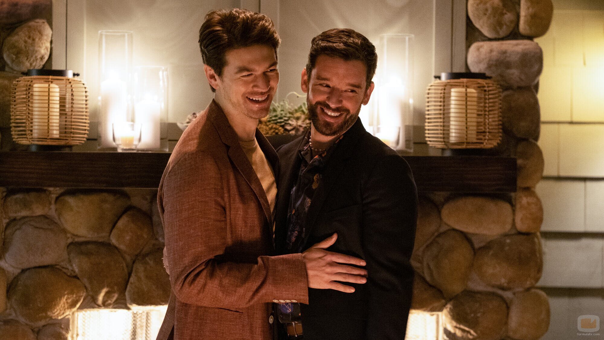 Michael Urie y Devin Kawaoka en 1x06 'Síndrome del impostor' de 'Terapia sin filtro'