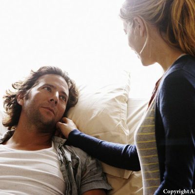 Penny Wildmore (Sonya Walger) y Desmond Hume (Henry Ian Cusick) en 'Perdidos'