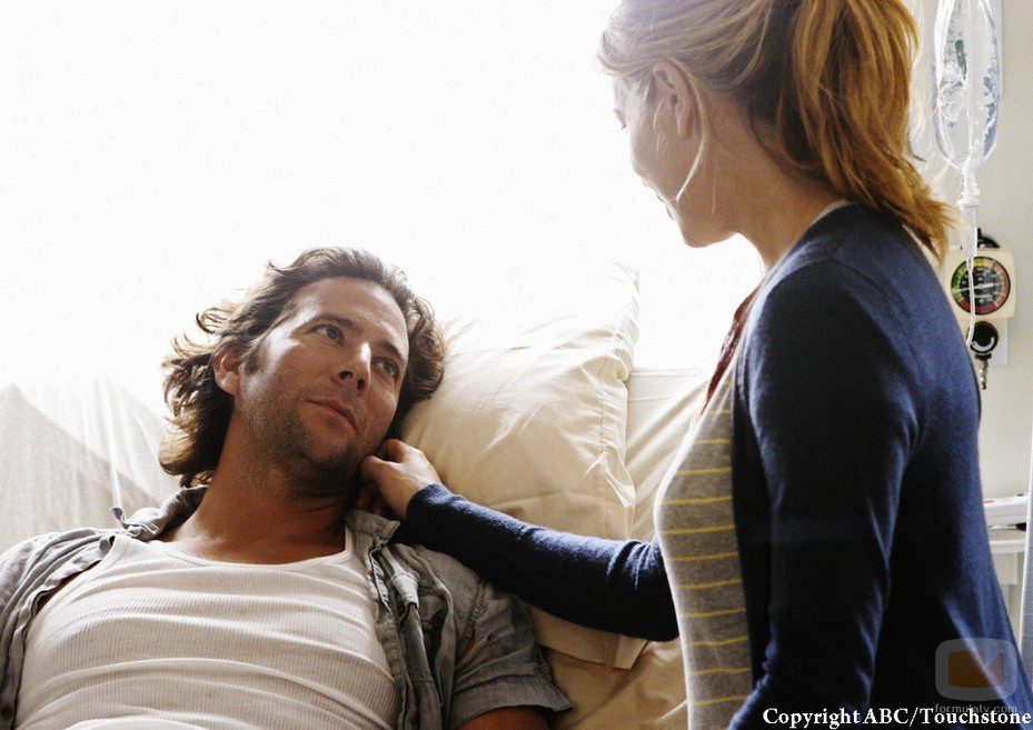 Penny Wildmore (Sonya Walger) y Desmond Hume (Henry Ian Cusick) en 'Perdidos'