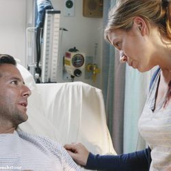 Desmond Hume (Henry Ian Cusick) y Penny (Sonya Walger) en el hospital en 'Perdidos'