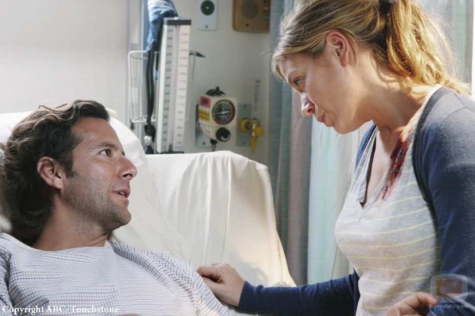 Desmond Hume (Henry Ian Cusick) y Penny (Sonya Walger) en el hospital en 'Perdidos'