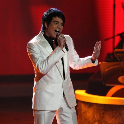 Adam Lambert cantando en 'American Idol'