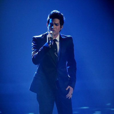 Adam Lambert canta en 'American Idol'