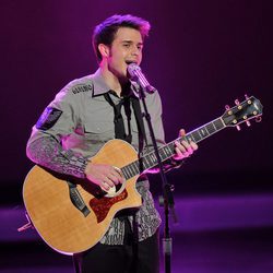 Kris Allen en 'American Idol', tocando la guitarra