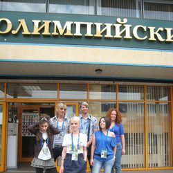 Soraya a la entrada del Olympiyski Indoor Arena