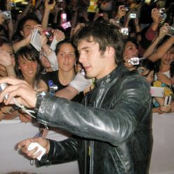 Yon González se hace fotos con las fans en la première de 'El internado'