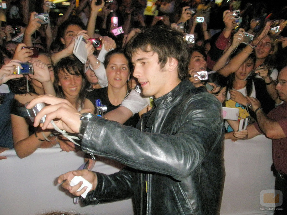 Yon González se hace fotos con las fans en la première de 'El internado'