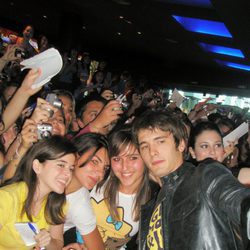 Yon González con las fans en la première de 'El internado'