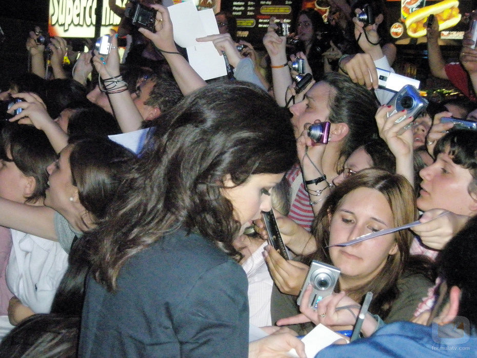 Marta Torné firmando autógrafos en Alicante