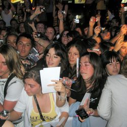 Multittud de fans se acercaron a la première de 'El internado'