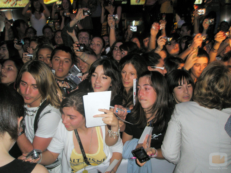 Multittud de fans se acercaron a la première de 'El internado'