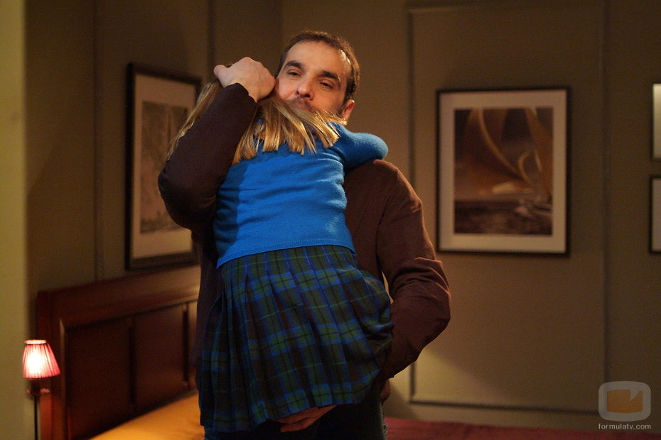 Héctor abraza a Paula en 'El internado'