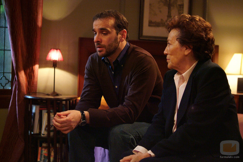 Héctor (Luis Merlo) y Jacinta (Amparo Baró) hablan en 'El internado'