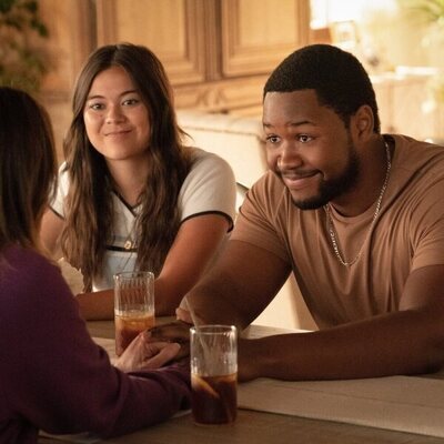 Luke Tennie y Lukita Maxwell en 1x09 titulado 'Seguir adelante' de 'Terapia sin filtro'