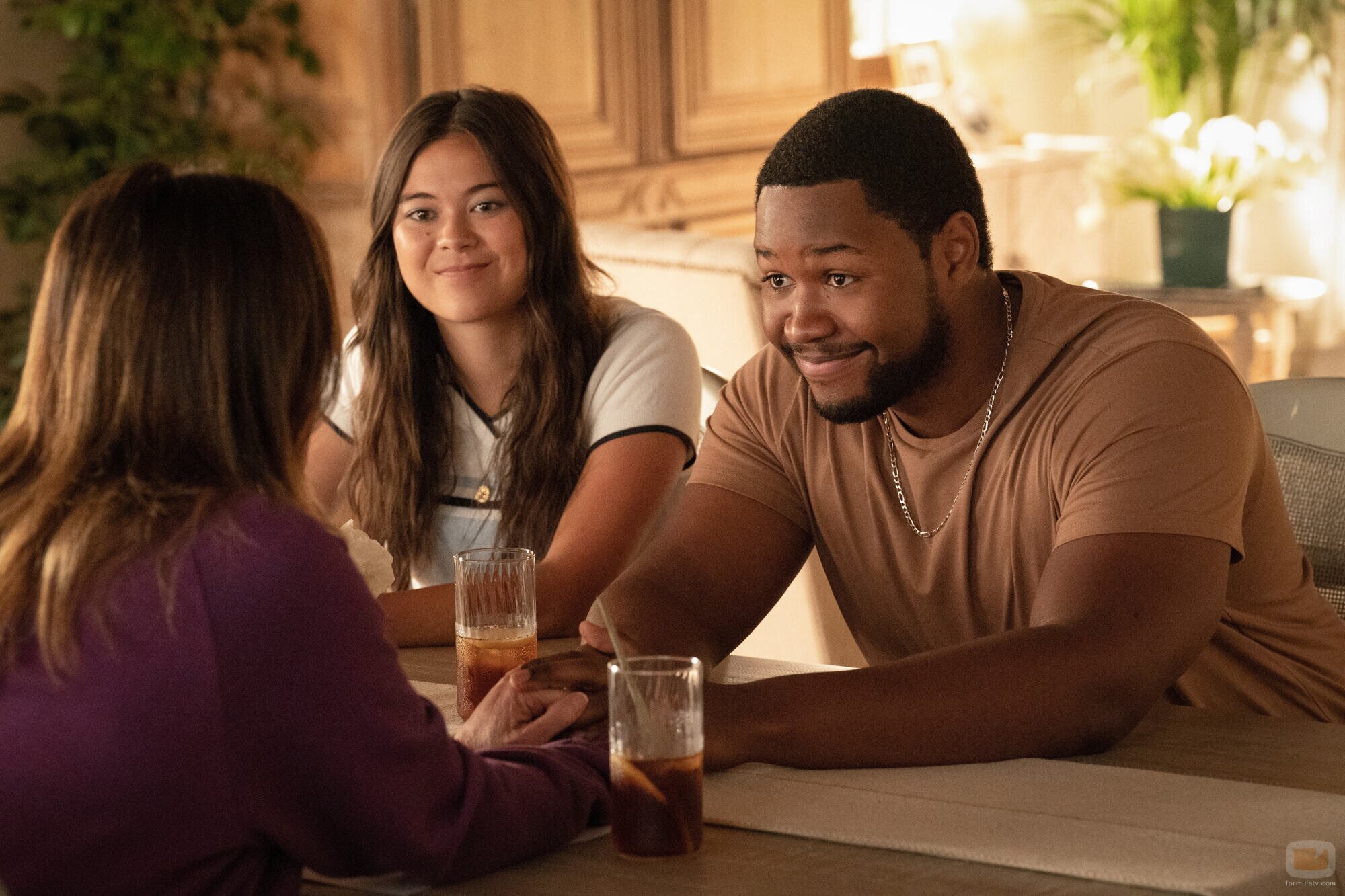 Luke Tennie y Lukita Maxwell en 1x09 titulado 'Seguir adelante' de 'Terapia sin filtro'