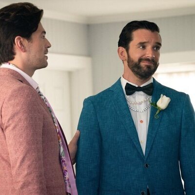 Michael Urie y Devin Kawaoka en el 1x10 de 'Terapia sin filtro'