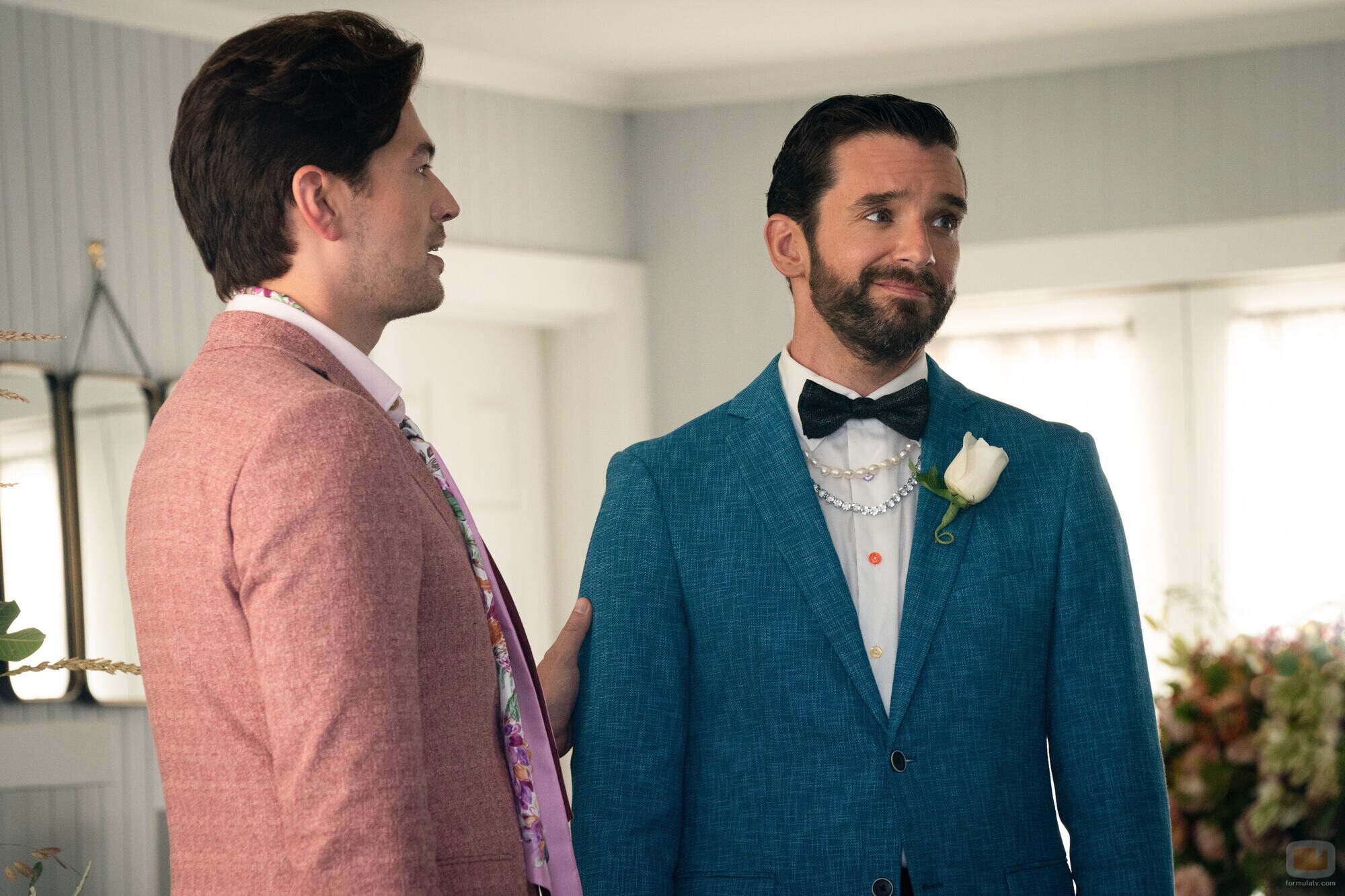 Michael Urie y Devin Kawaoka en el 1x10 de 'Terapia sin filtro'