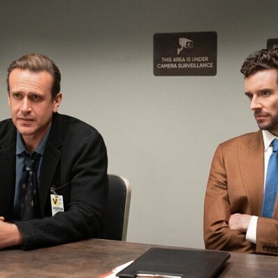 Michael Urie y Jason Segel en la temporada 2 y el capítulo 01 de 'Terapia sin filtro'