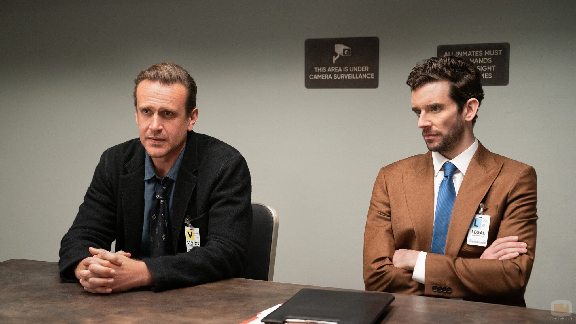 Michael Urie y Jason Segel en la temporada 2 y el capítulo 01 de 'Terapia sin filtro'