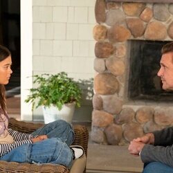 Jason Segel y Lukita Maxwell en la temporada 2 y el capítulo 02 de 'Terapia sin filtro'