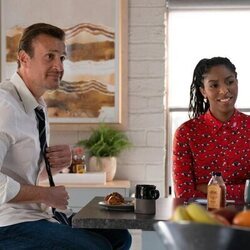 Jason Segel y Jessica Williams en 2x02 'Me encanta el dolor' de 'Terapia sin filtro'