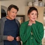 Christa Miller y Ted McGinley en Capítulo 2 titulado 'Me encanta el dolor' de 'Terapia sin filtro'