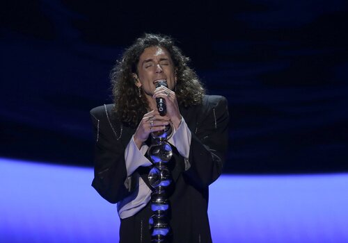 Lucas Bun y 'Te escribo en el cielo' en el Benidorm Fest 2025