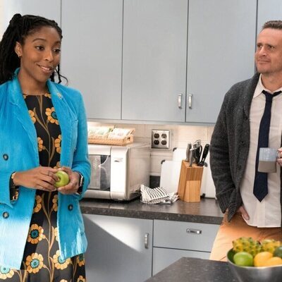 Jason Segel y Jessica Williams en 'No sé qué egomierda' de 'Shrinking'
