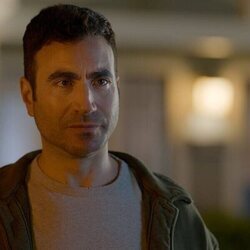 Brett Goldstein en 2x04 titulado 'Conseguí que miraras' de 'Terapia sin filtro'
