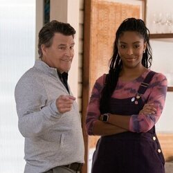 Jessica Williams y Ted McGinley en 'Conseguí que miraras' de 'Terapia sin filtro'