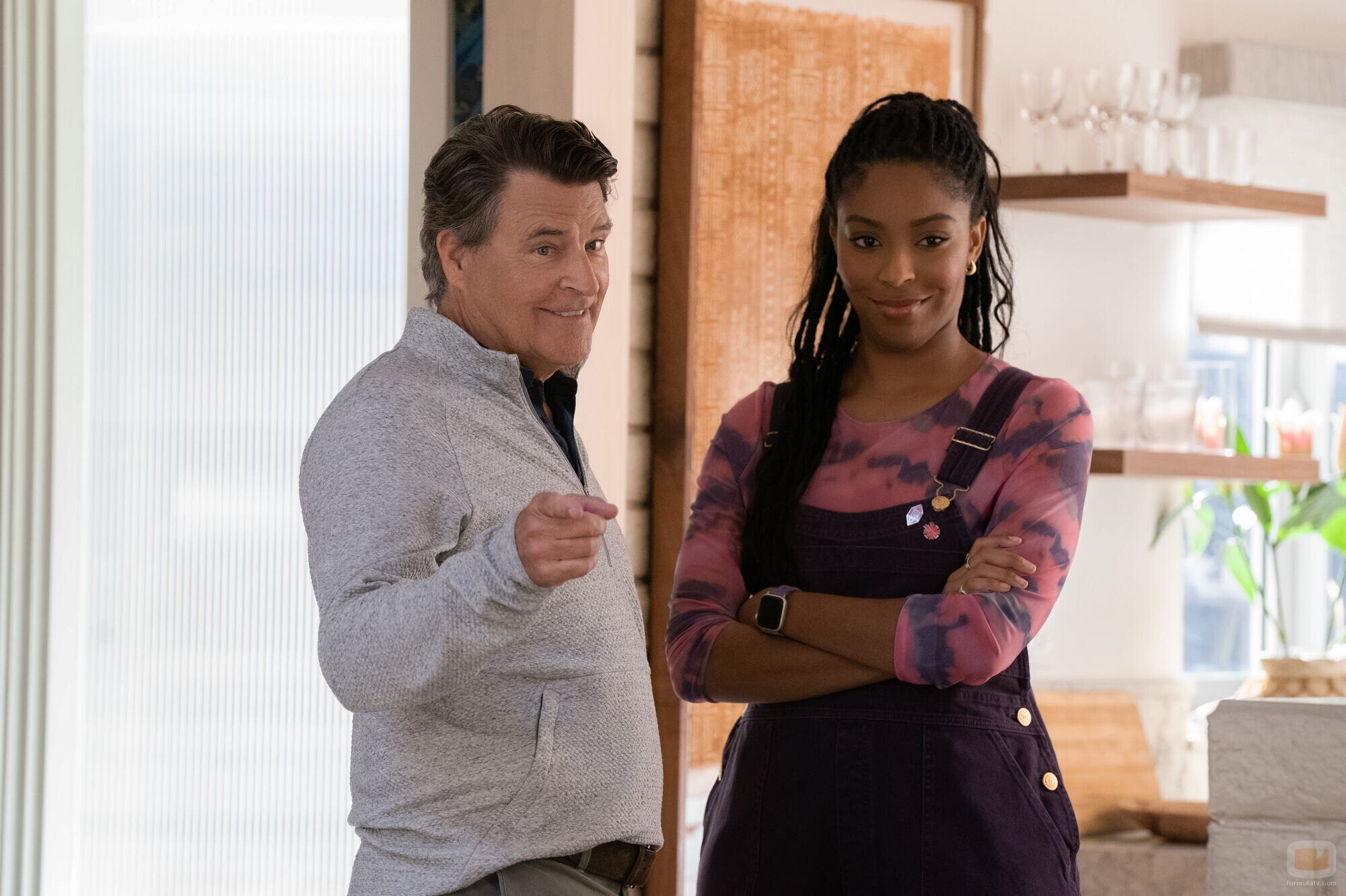 Jessica Williams y Ted McGinley en 'Conseguí que miraras' de 'Terapia sin filtro'