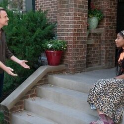Jason Segel y Jessica Williams en 'Etapa honesta' de 'Terapia sin filtro'