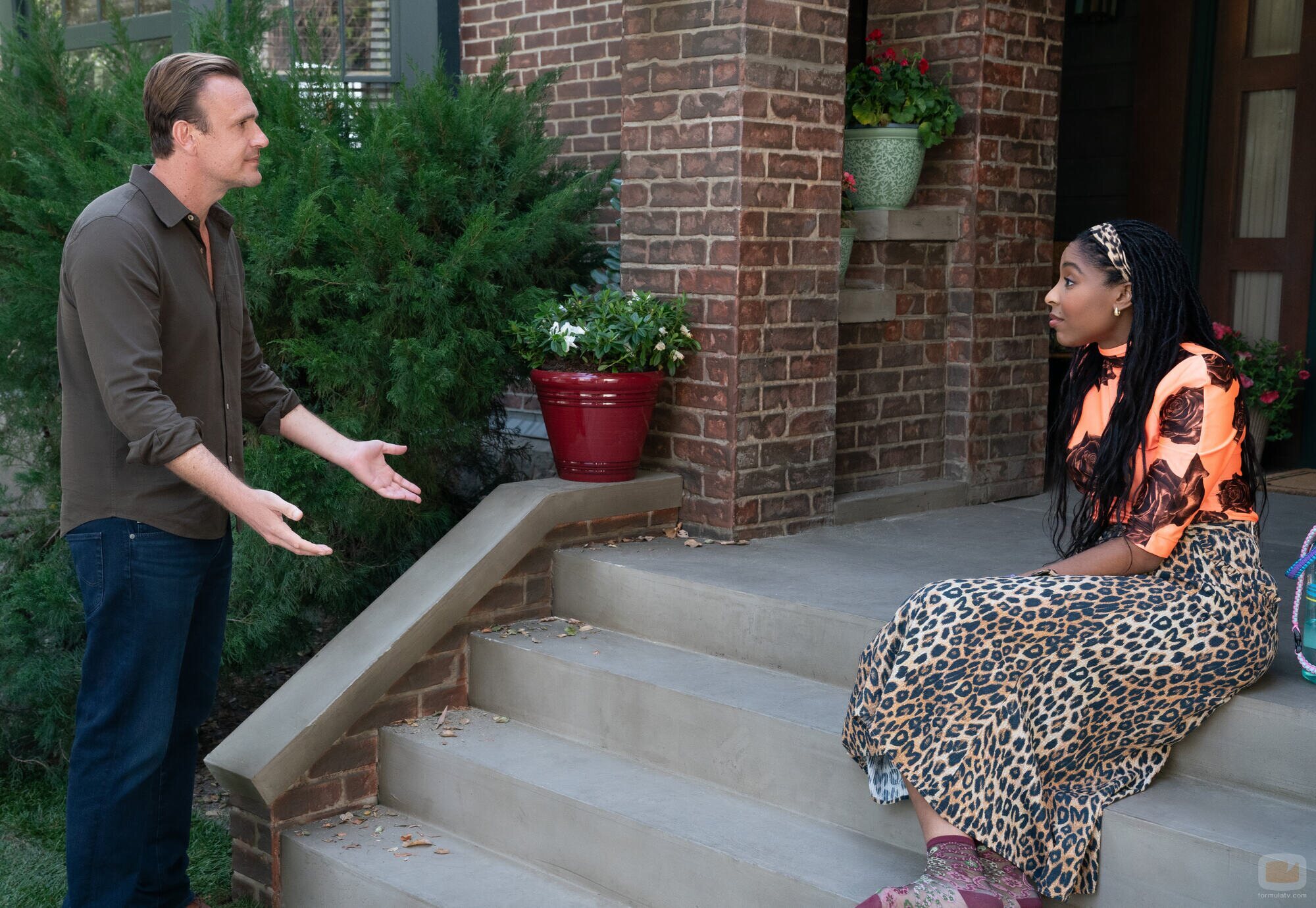 Jason Segel y Jessica Williams en 'Etapa honesta' de 'Terapia sin filtro'