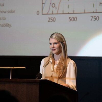 Lily Rabe en la temporada 2 y el capítulo 05 de 'Terapia sin filtro'