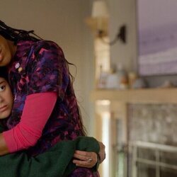 Jessica Williams y Lukita Maxwell en Capítulo 6 titulado 'En un lugar solitario' de 'Terapia sin filtro'