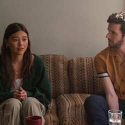 Michael Urie y Lukita Maxwell en 2x06 'En un lugar solitario' de 'Terapia sin filtro'