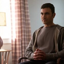 Brett Goldstein en 2x06 titulado 'En un lugar solitario' de 'Terapia sin filtro'