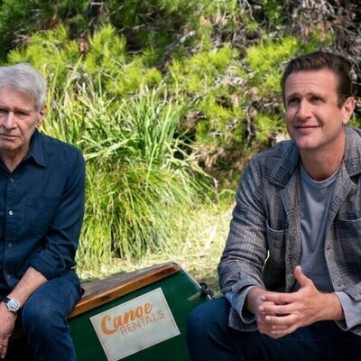 Escena de Jason Segel y Harrison Ford en 'En un lugar solitario' de 'Terapia sin filtro'
