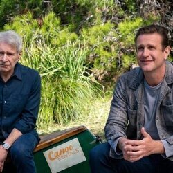 Escena de Jason Segel y Harrison Ford en 'En un lugar solitario' de 'Terapia sin filtro'