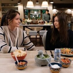 Christa Miller y Lukita Maxwell en Capítulo 8 titulado 'Último trago' de 'Terapia sin filtro'