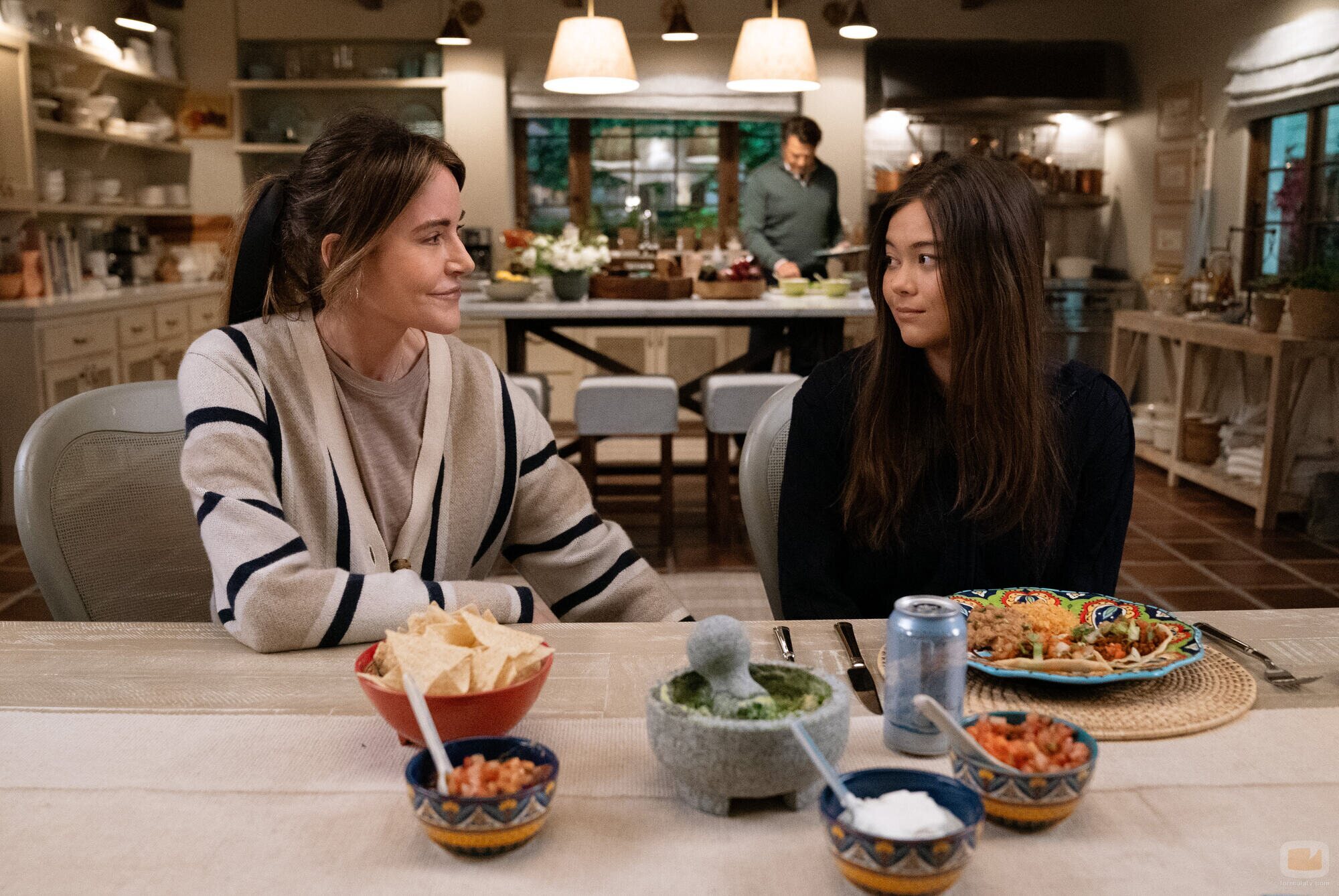 Christa Miller y Lukita Maxwell en Capítulo 8 titulado 'Último trago' de 'Terapia sin filtro'