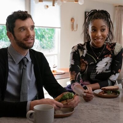 Michael Urie y Jessica Williams en 'Último trago' de 'Terapia sin filtro'